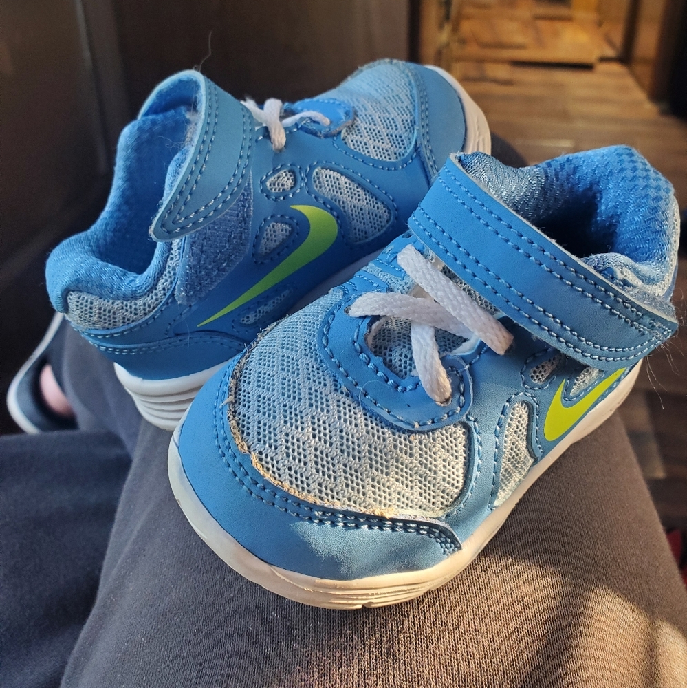 Lunar Moon Lunarlon baby shoes.